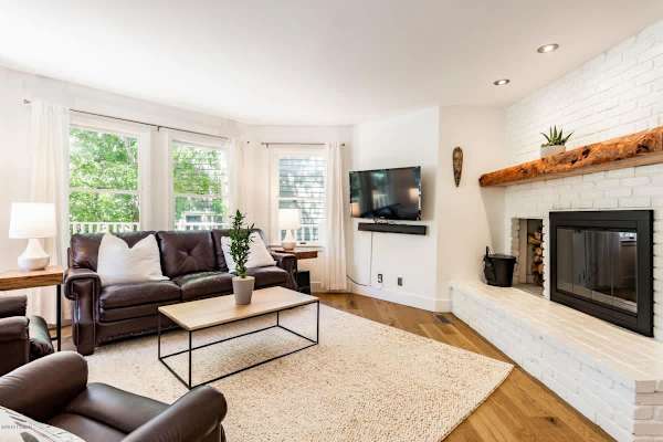 Abode at Loose Moose, private hot tub, walk to town lift, Old Town