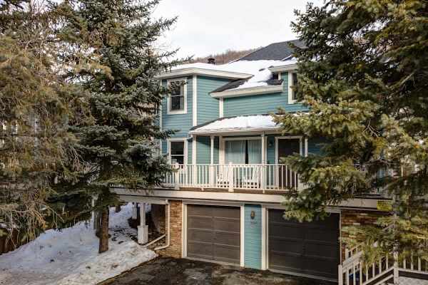 Abode at Loose Moose, private hot tub, walk to town lift, Old Town