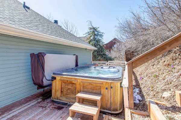Abode at Loose Moose, private hot tub, walk to town lift, Old Town