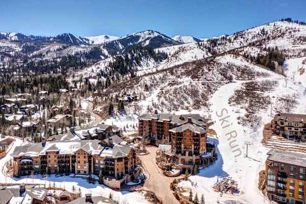 Abode at Alpine Penthouse, ski-in/ski-out, sauna, pool & gym