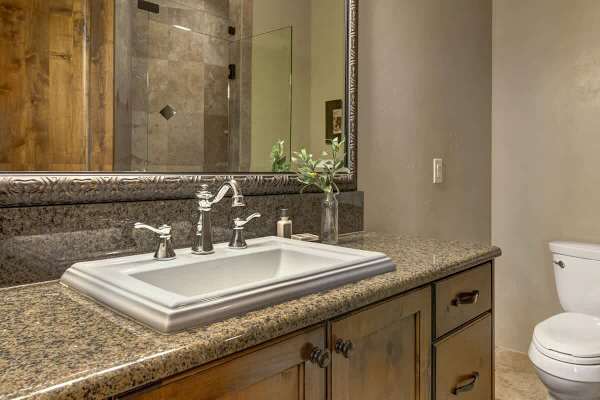 Abode at Alpine Penthouse, ski-in/ski-out, sauna, pool & gym