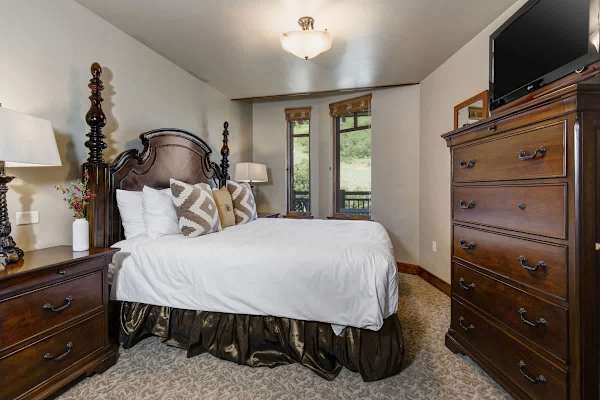 Abode at Alpine Penthouse, ski-in/ski-out, sauna, pool & gym
