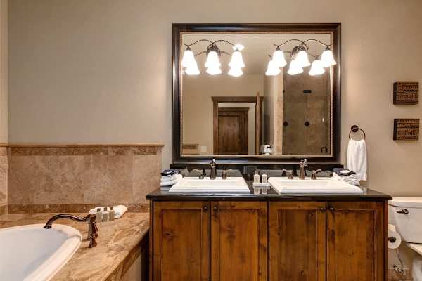 Abode at Alpine Penthouse, ski-in/ski-out, sauna, pool & gym