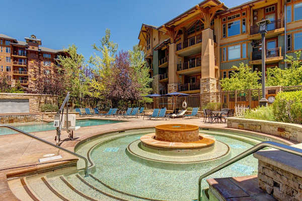 Abode at Alpine Penthouse, ski-in/ski-out, sauna, pool & gym