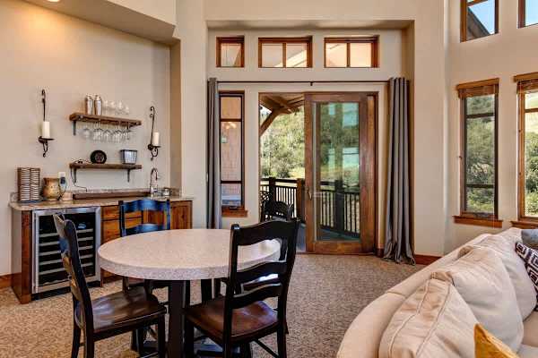 Abode at Alpine Penthouse, ski-in/ski-out, sauna, pool & gym