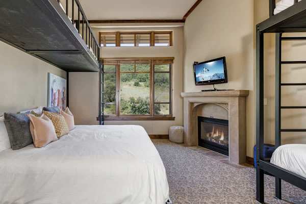 Abode at Alpine Penthouse, ski-in/ski-out, sauna, pool & gym