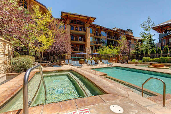 Abode at Alpine Penthouse, ski-in/ski-out, sauna, pool & gym