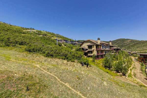 Abode at Alpine Penthouse, ski-in/ski-out, sauna, pool & gym
