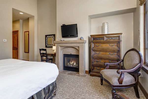 Abode at Alpine Penthouse, ski-in/ski-out, sauna, pool & gym