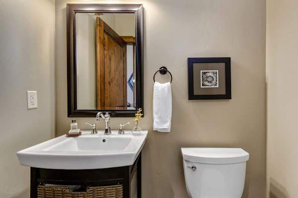 Abode at Alpine Penthouse, ski-in/ski-out, sauna, pool & gym