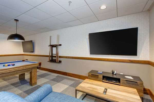 Abode at Alpine Penthouse, ski-in/ski-out, sauna, pool & gym