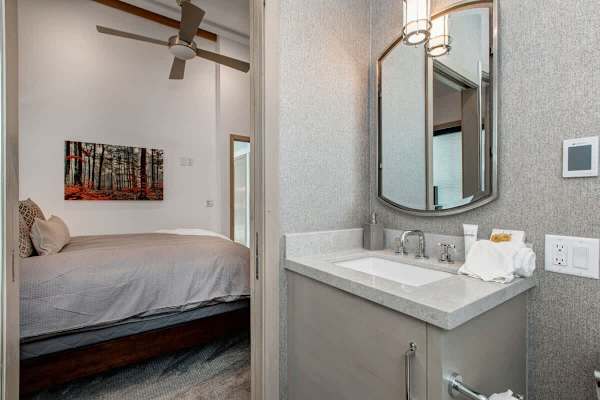 Abode at King's Crown, ski-in/ski-out, private hot tub, on private trail