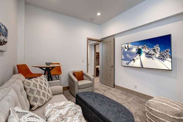 Abode at King's Crown, ski-in/ski-out, private hot tub, on private trail