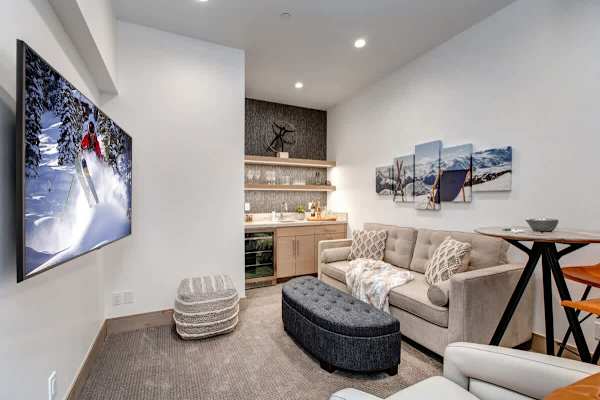 Abode at King's Crown, ski-in/ski-out, private hot tub, on private trail