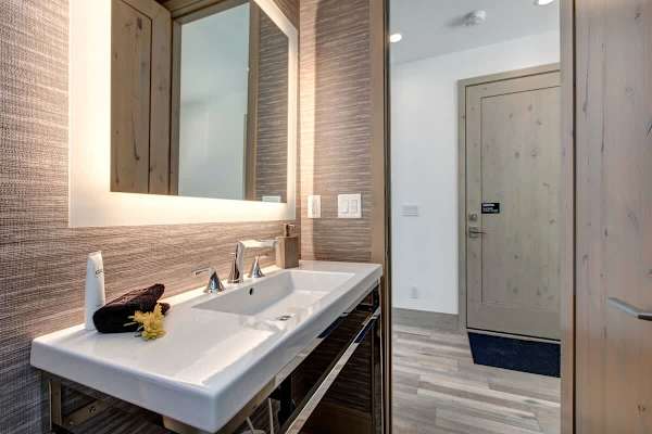 Abode at King's Crown, ski-in/ski-out, private hot tub, on private trail