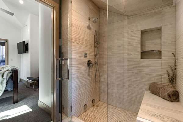 Abode at King's Crown, ski-in/ski-out, private hot tub, on private trail