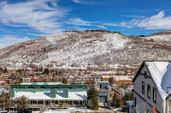 Abode at King's Crown, ski-in/ski-out, private hot tub, on private trail