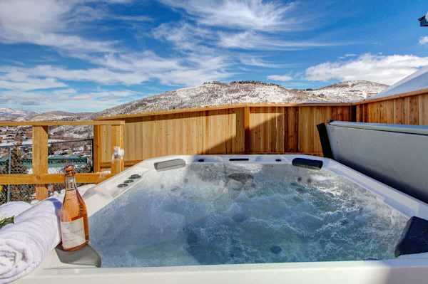 Abode at King's Crown, ski-in/ski-out, private hot tub, on private trail