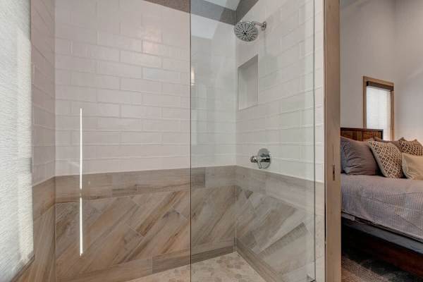 Abode at King's Crown, ski-in/ski-out, private hot tub, on private trail
