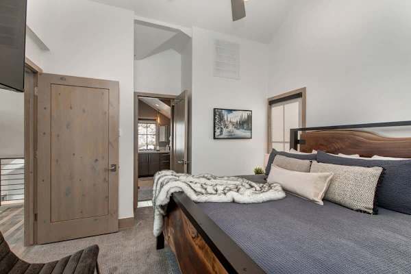 Abode at King's Crown, ski-in/ski-out, private hot tub, on private trail