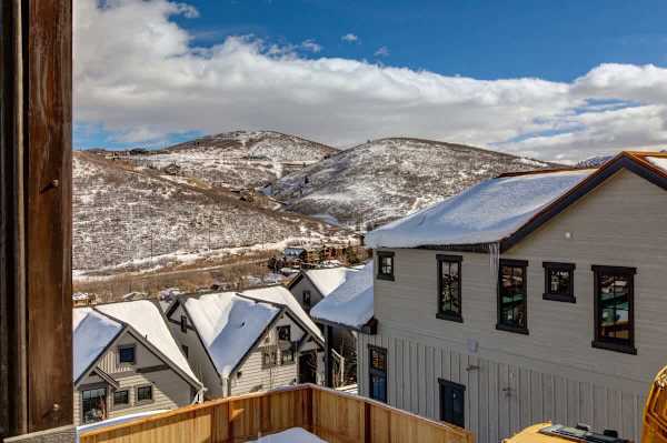 Abode at King's Crown, ski-in/ski-out, private hot tub, on private trail
