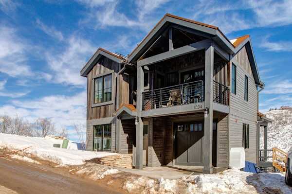 Abode at King's Crown, ski-in/ski-out, private hot tub, on private trail