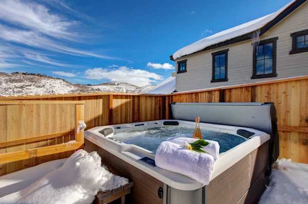 Abode at King's Crown, ski-in/ski-out, private hot tub, on private trail
