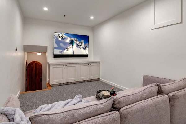 Abode on Success View, ski-in/ski-out, hot tub, pool table, Deer Valley views