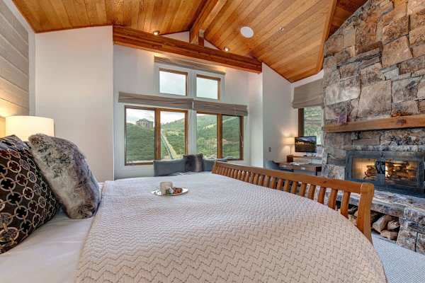 Abode on Success View, ski-in/ski-out, hot tub, pool table, Deer Valley views