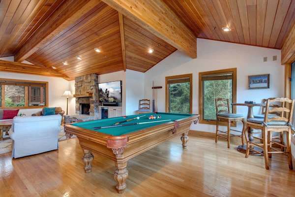 Abode on Success View, ski-in/ski-out, hot tub, pool table, Deer Valley views