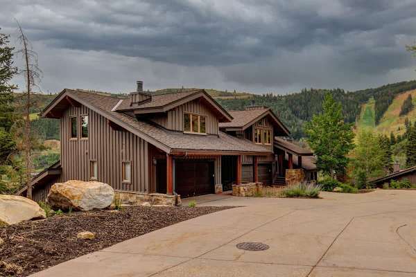 Abode on Success View, ski-in/ski-out, hot tub, pool table, Deer Valley views
