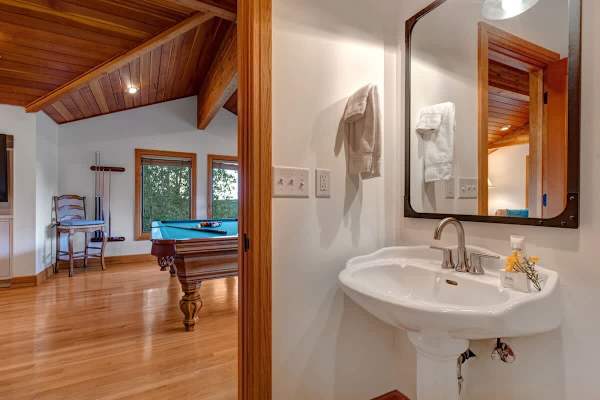 Abode on Success View, ski-in/ski-out, hot tub, pool table, Deer Valley views