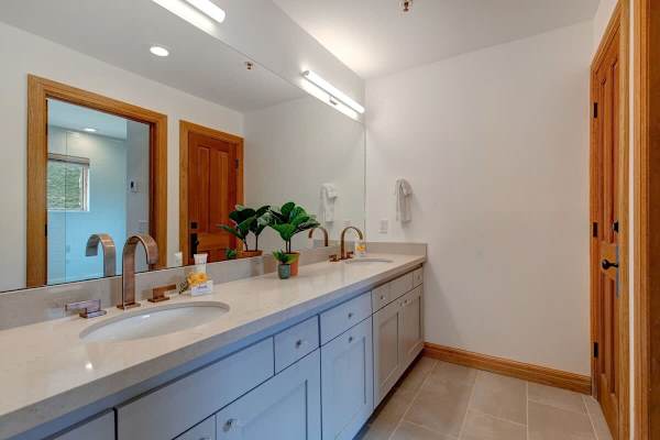 Abode on Success View, ski-in/ski-out, hot tub, pool table, Deer Valley views