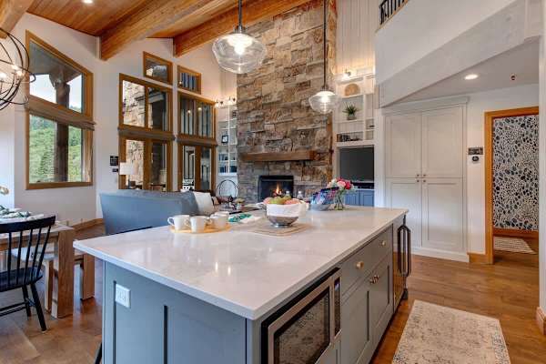 Abode on Success View, ski-in/ski-out, hot tub, pool table, Deer Valley views