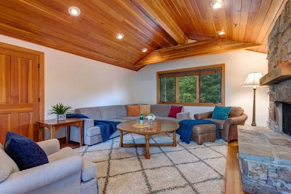 Abode on Success View, ski-in/ski-out, hot tub, pool table, Deer Valley views