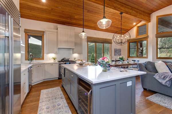 Abode on Success View, ski-in/ski-out, hot tub, pool table, Deer Valley views