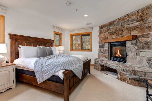 Abode on Success View, ski-in/ski-out, hot tub, pool table, Deer Valley views