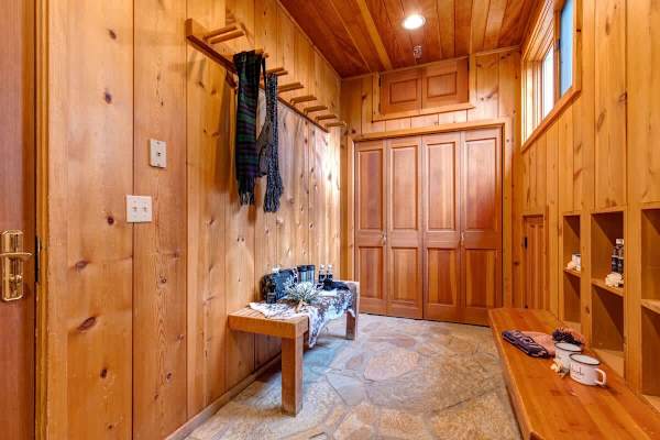 Abode on Success View, ski-in/ski-out, hot tub, pool table, Deer Valley views