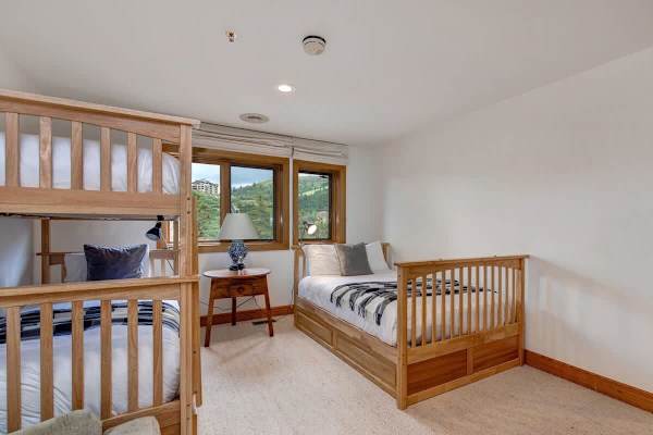 Abode on Success View, ski-in/ski-out, hot tub, pool table, Deer Valley views