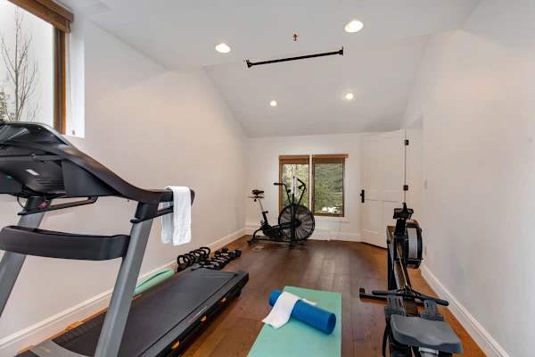 Abode on Success View, ski-in/ski-out, hot tub, pool table, Deer Valley views
