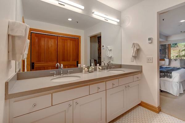 Abode on Success View, ski-in/ski-out, hot tub, pool table, Deer Valley views