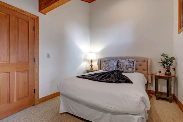 Abode on Success View, ski-in/ski-out, hot tub, pool table, Deer Valley views