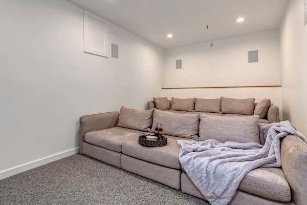 Abode on Success View, ski-in/ski-out, hot tub, pool table, Deer Valley views