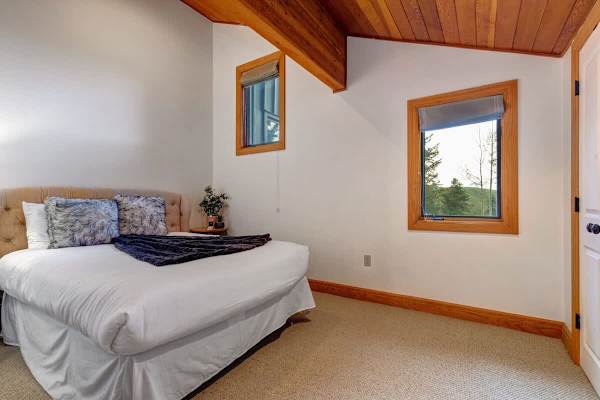 Abode on Success View, ski-in/ski-out, hot tub, pool table, Deer Valley views