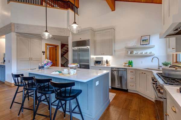 Abode on Success View, ski-in/ski-out, hot tub, pool table, Deer Valley views