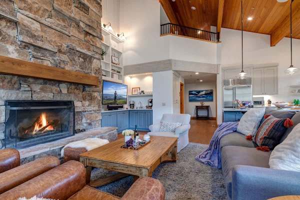 Abode on Success View, ski-in/ski-out, hot tub, pool table, Deer Valley views