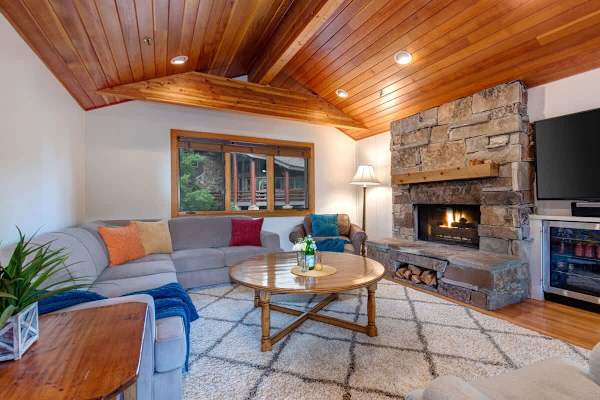 Abode on Success View, ski-in/ski-out, hot tub, pool table, Deer Valley views
