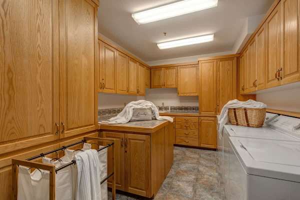 Abode on Success View, ski-in/ski-out, hot tub, pool table, Deer Valley views