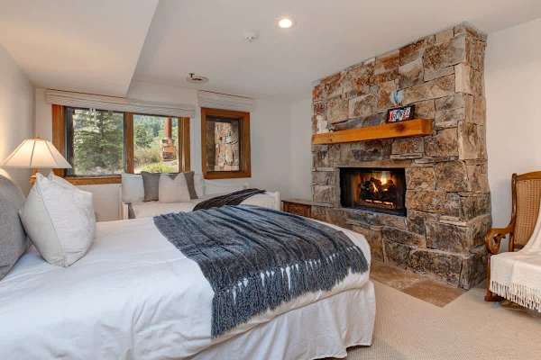 Abode on Success View, ski-in/ski-out, hot tub, pool table, Deer Valley views