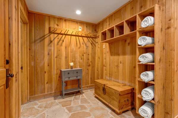 Abode on Success View, ski-in/ski-out, hot tub, pool table, Deer Valley views